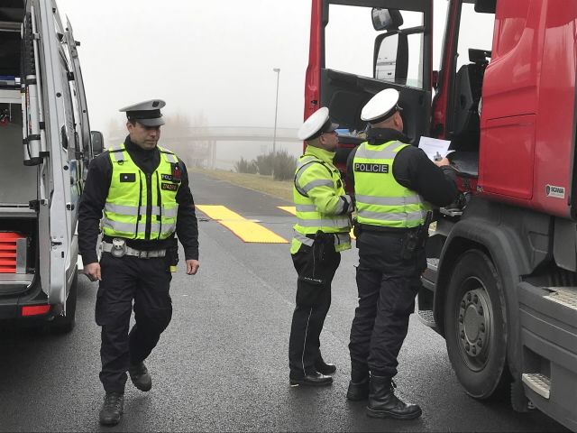 obrázek: Policisté kontrolovali na D5 kamiony a autobusy