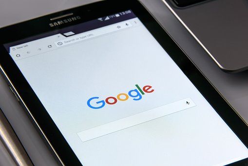 obrázek: Ze stánku s občerstvením na Slovanech ukradli peníze a tablet