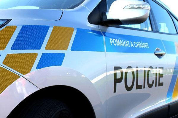 obrázek: Muž v Plzni chtěl skočit z okna, policisté ho zachránili
