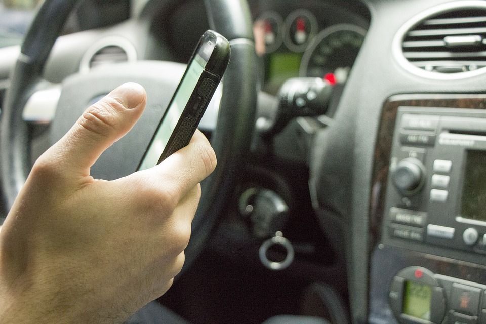 obrázek: Při luxování auta v Plzni přišel o telefon