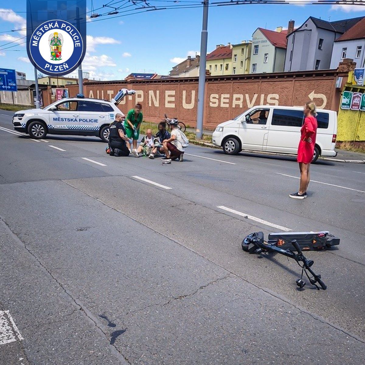 Auto v centru Plzně srazilo muže na koloběžce. Podle svědků jelo po vedlejší