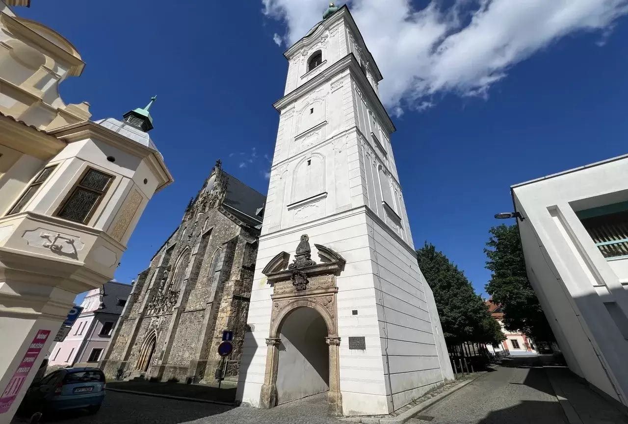 Bílá věž v Klatovech má vážné praskliny. Památku museli provizorně podepřít