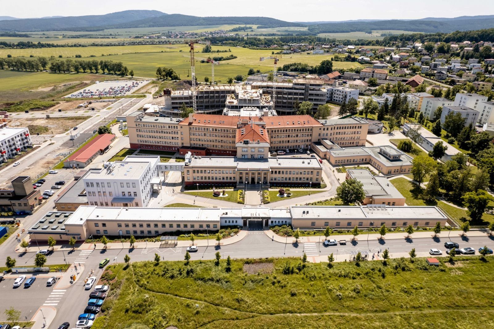 Bombová hrozba vyklidila nemocnici v Hořovicích. Do akce vyrazil i vrtulník z Plzně