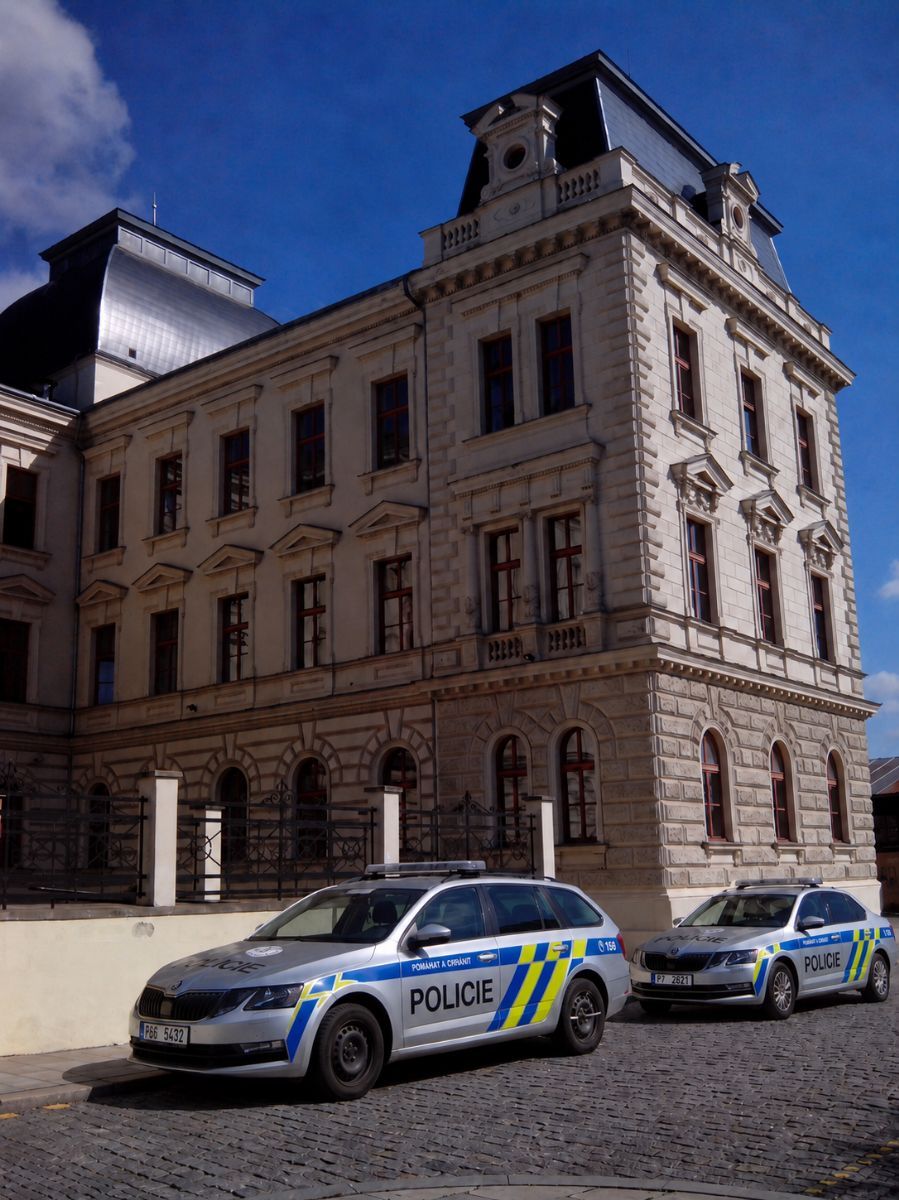 Bombu si vymysleli, aby nemuseli k soudu. Výhrůžka v Plzni skončila obviněním dvojice