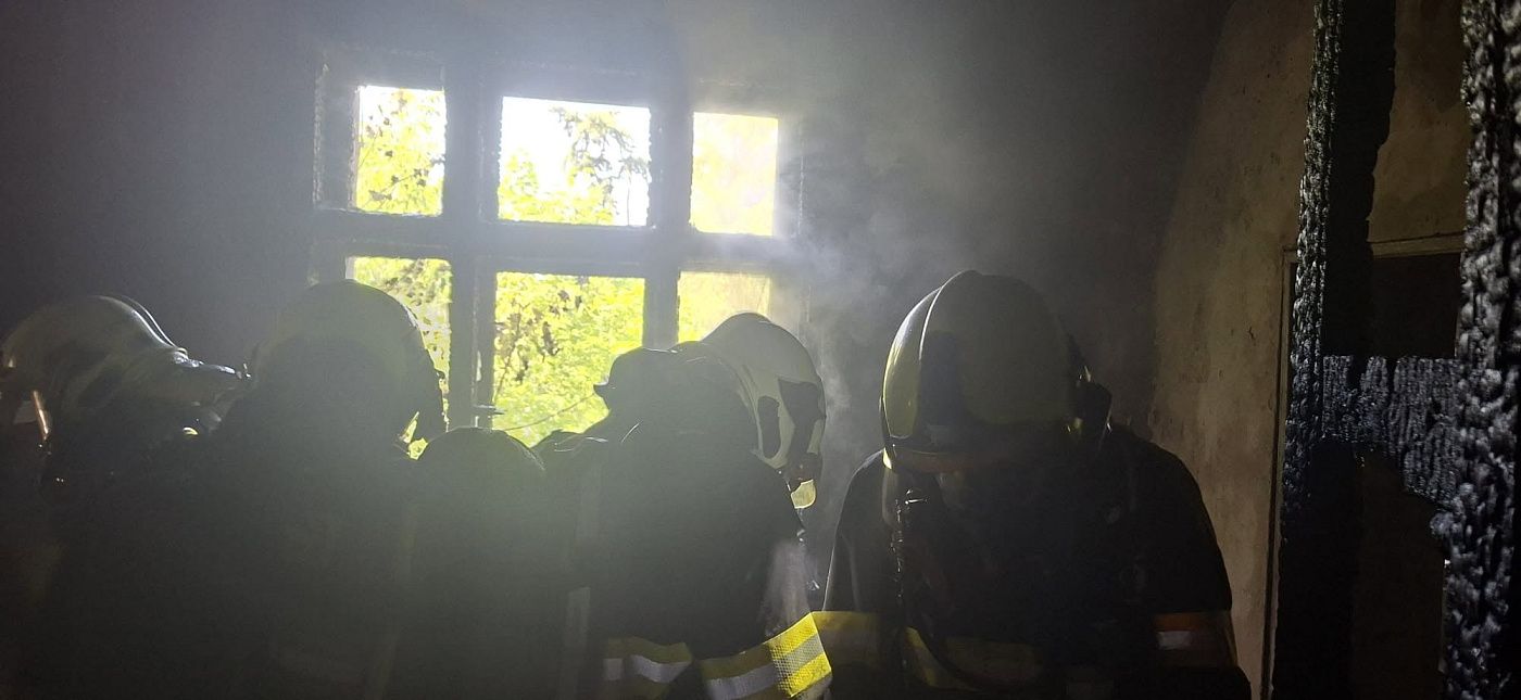 Bývalý CD Hotel v Plzni znovu hořel. Karlovarská ulice stála, hasiči vyvedli jednoho člověka