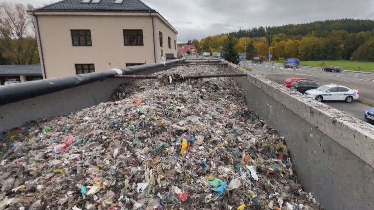 Česko jako skládka Evropy? Celníci na Plzeňsku za červen zadrželi 72 tun nelegálního odpadu