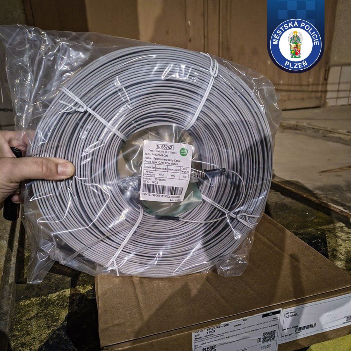 Chtěl si odnést optický kabel. Muže v areálu CETIN v Plzni zadržela hlídka policie