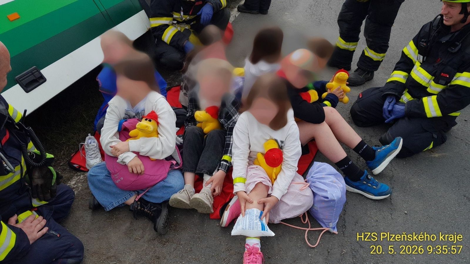 Děti a učitelky po nehodě autobusu ošetřili lékaři v Rokycanské nemocnici
