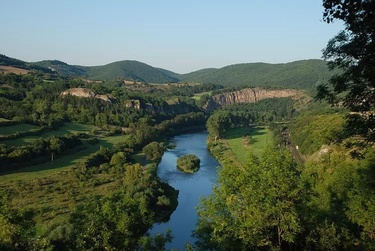 Do Českého krasu Krasobusem. Autobus propojí Karlštejn, Ameriku i Svatý Jan pod Skalou