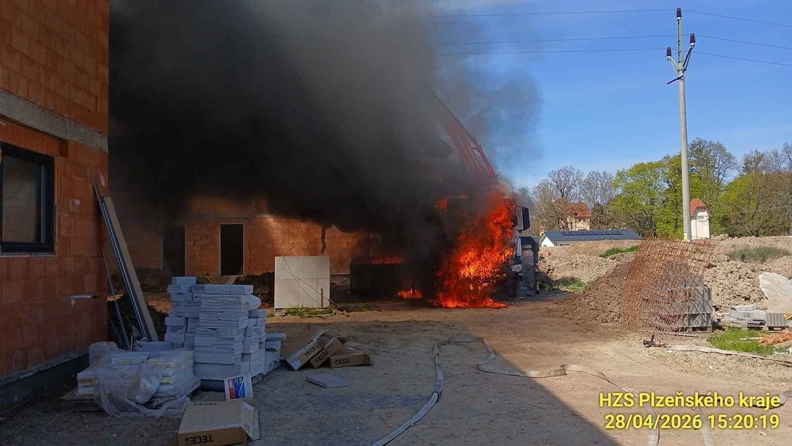 Domíchávač ve Vlkýši pohltily plameny. Škoda přesáhla pět milionů