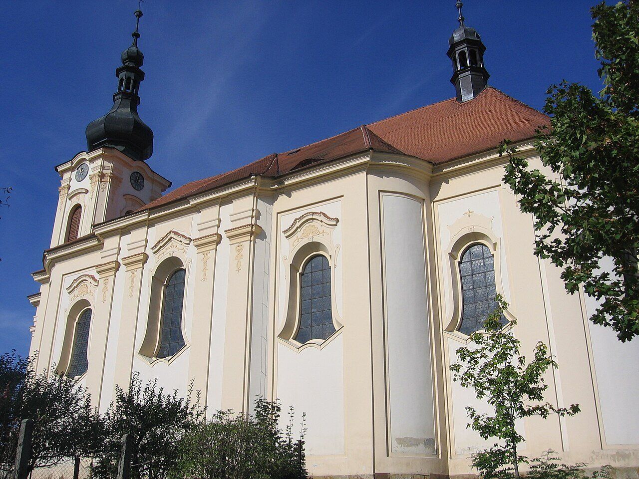 Dominanta Města Touškov se vrátila místním. Kostel získala radnice bezplatně
