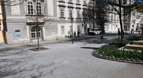 Frekventovaný pěší tah v centru Plzně má nový povrch. Město opravilo dlažbu u knihovny i Branky