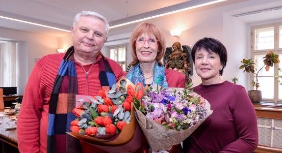 Herečka Monika Švábová slaví 80 let. Na radnici jí pogratulovala Eliška Bartáková