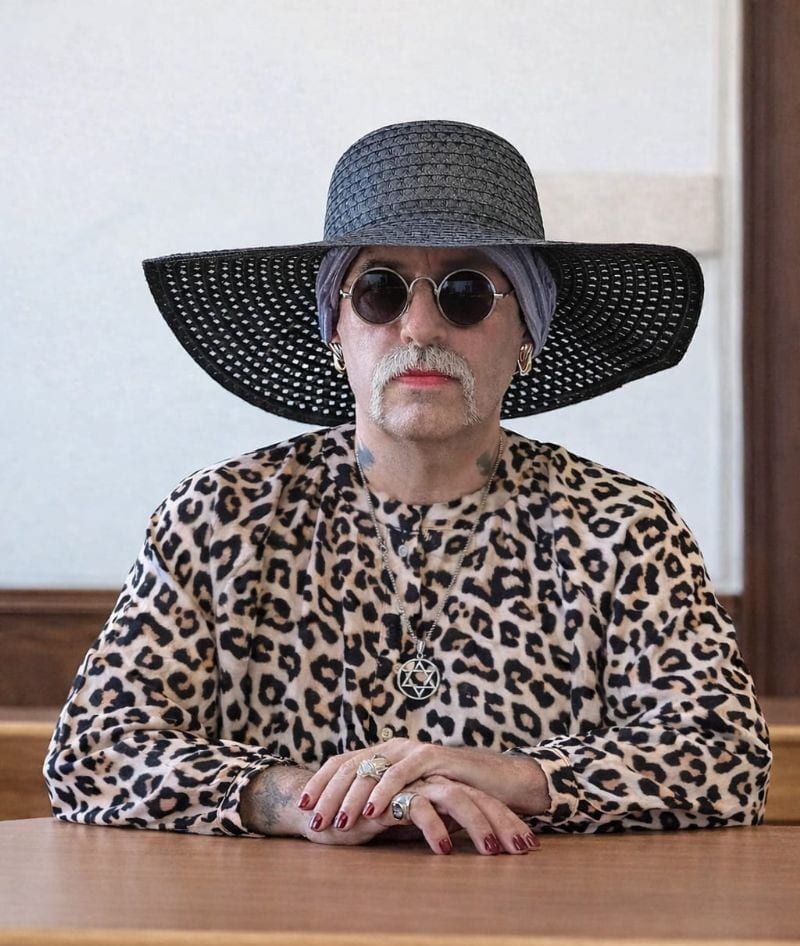 Hledaný extremista si změnil pohlaví a nenastoupil do vězení. V Plzni teď čeká na vydání do Německa