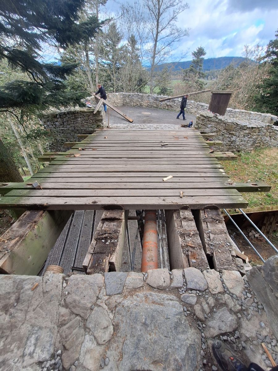 Kašperk mění mostky před sezonou. Staré dřevo po dvaceti letech dosloužilo