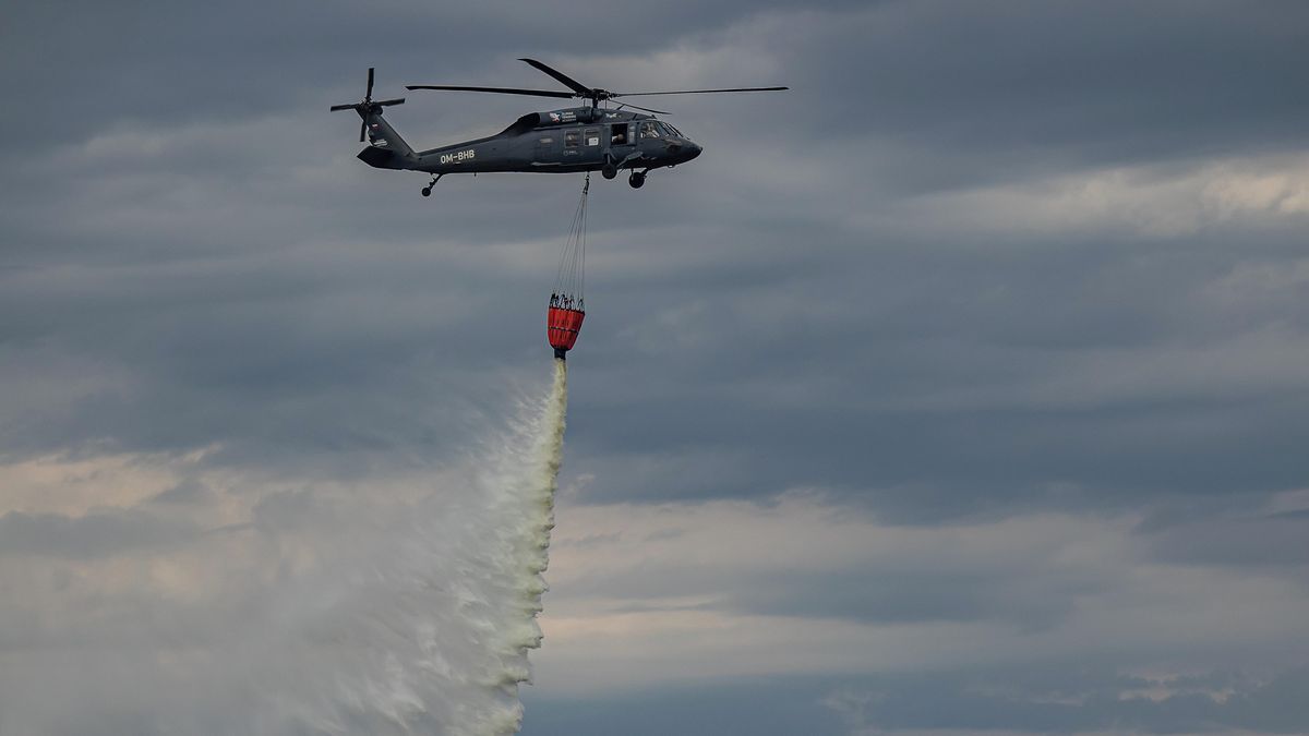 Les u Brodu hořel až do korun stromů. Hasičům pomáhal Black Hawk i drony