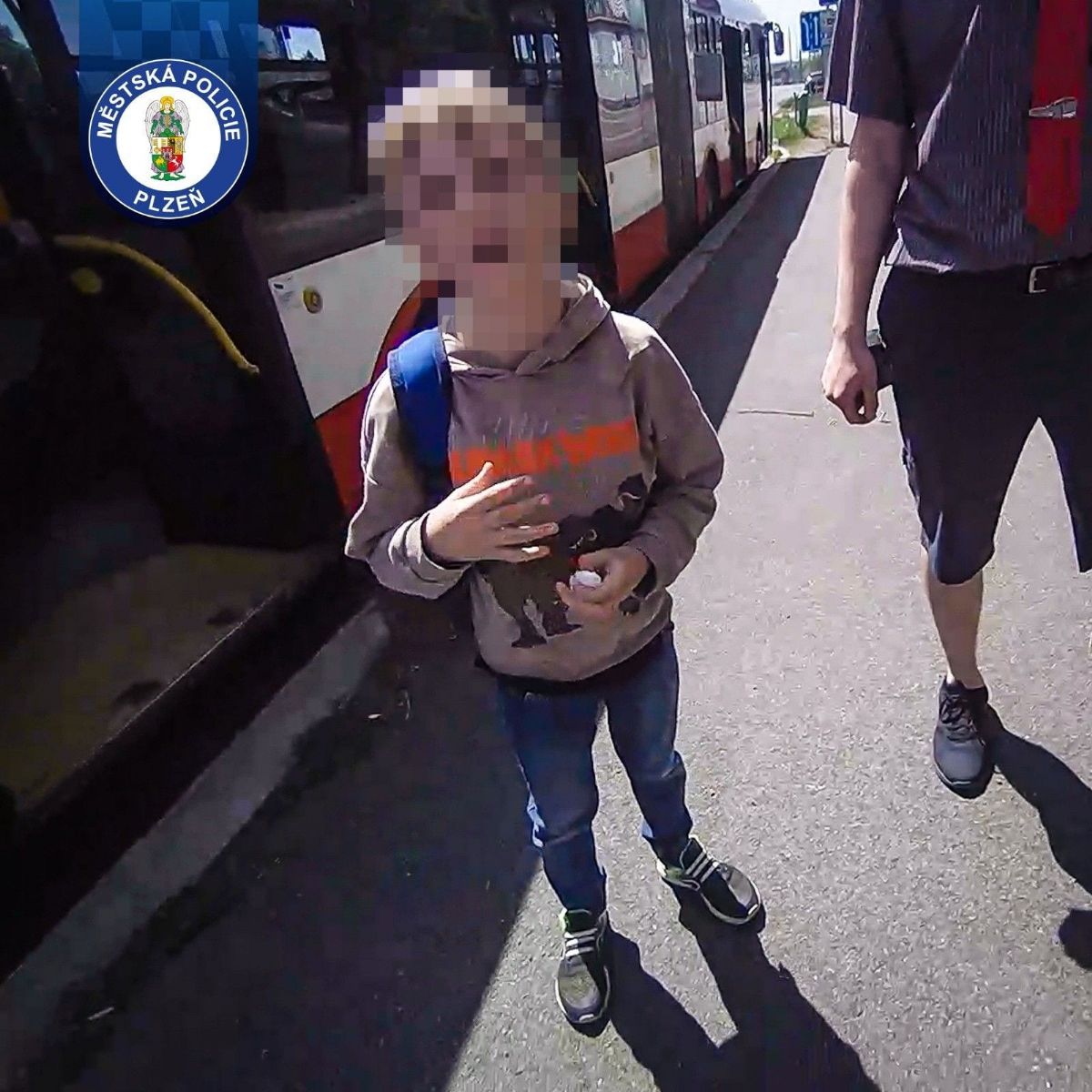Malý skaut se ztratil v Plzni. Všiml si ho pozorný řidič autobusu