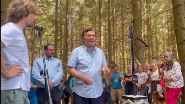 Na Šumavě oživili kouzlo Popelky - u Javorné znovu stojí křížek z pohádky