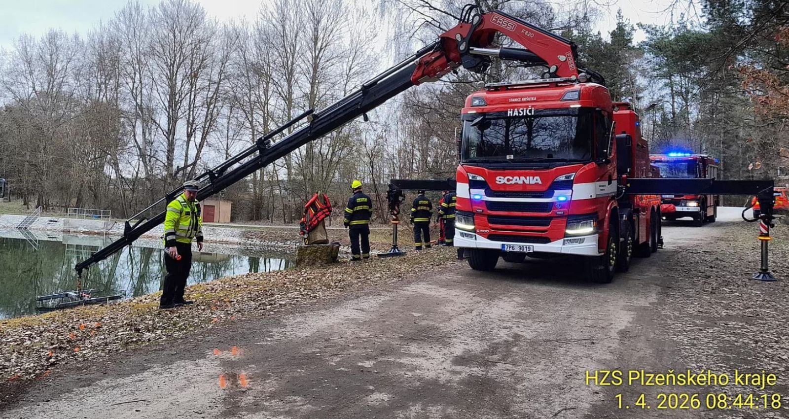Noční jízda skončila ve vodě. Mladý řidič u Kaznějova nadýchal 1,5 promile