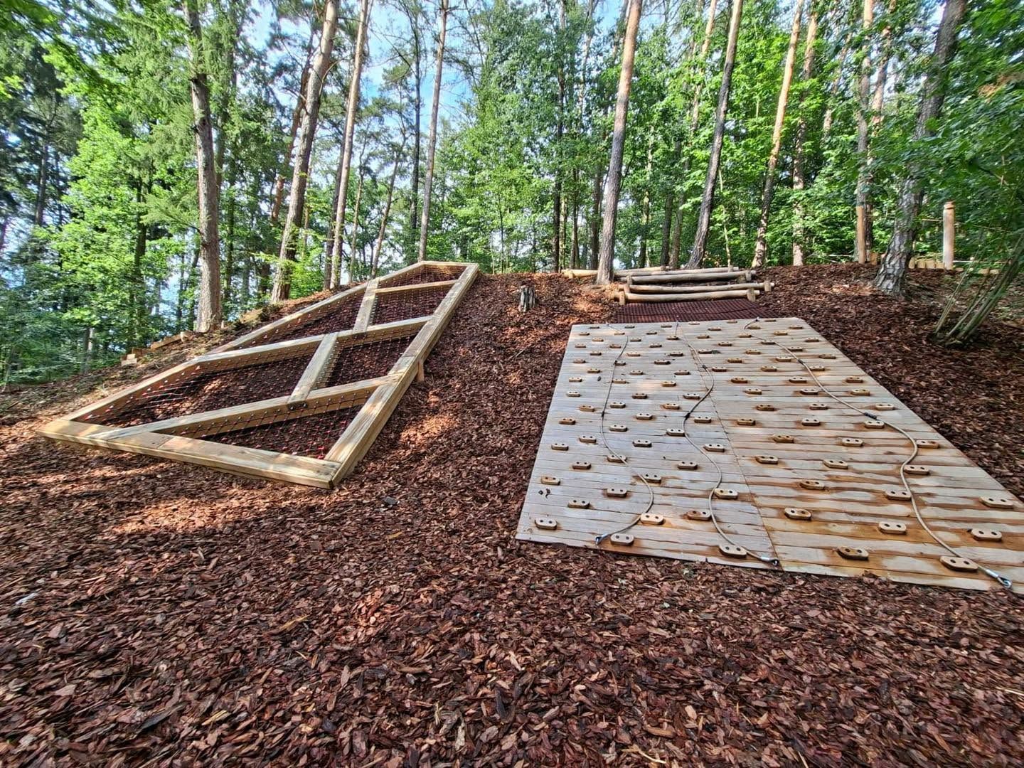 Nová hřiště za pět milionů poničili vandalové hned po otevření. Zaslouží si společnost takové investice?
