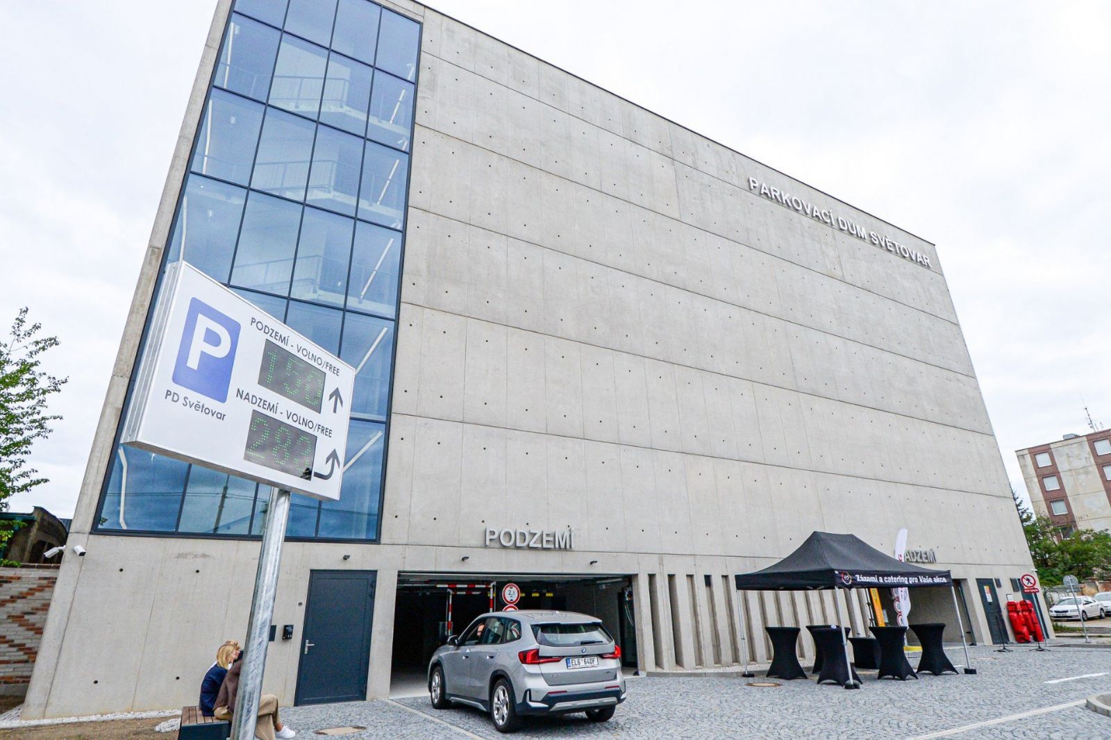 Obří parkovací dům na Světovaru je hotový. Nabídne 433 míst za deset korun