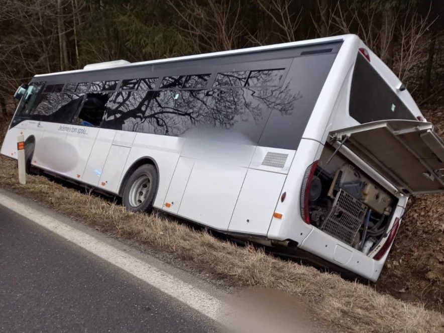 Opilec poslal ukradený autobus do příkopu