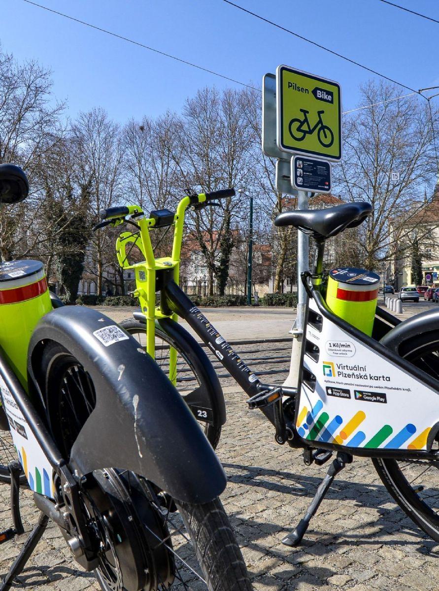 Další miliony půjdou do elektrokol. Plzeň přitom stále nemá bezpečnou síť cyklotras