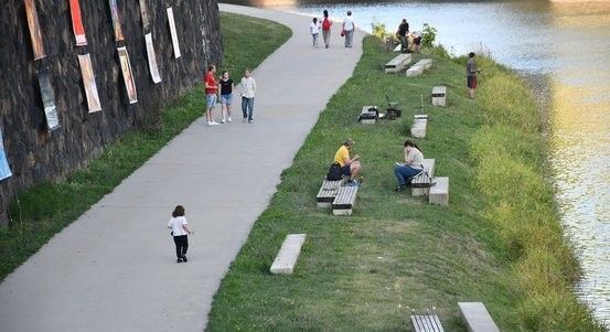 Plzeňská náplavka na Radbuze září novotou