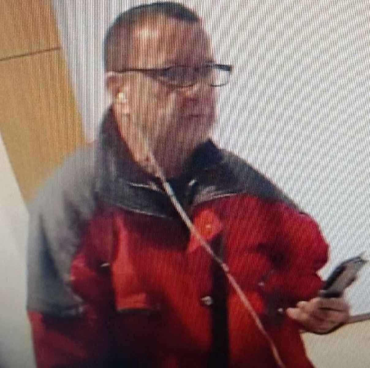 Policie pátrá po muži na fotografii, oběť přišla o 50 tis. Kč