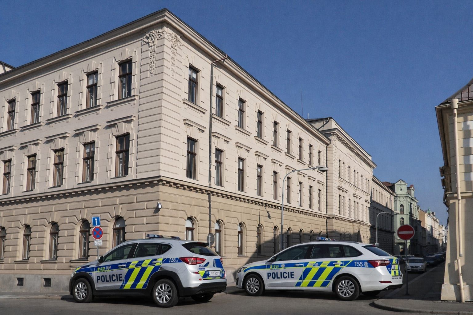 Policie ráno zasahovala u Krajského soudu v Plzni, anonym nahlásil bombu