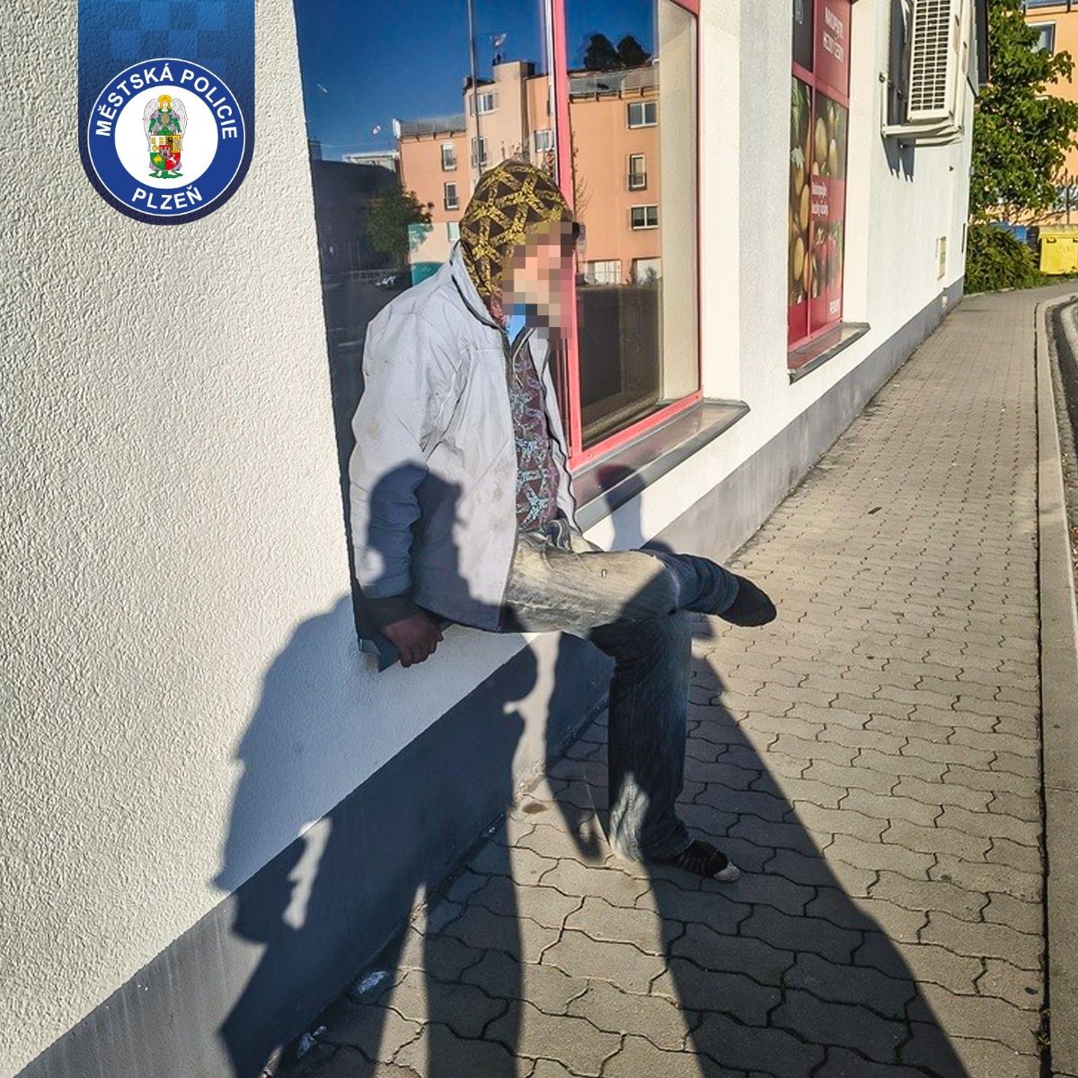 Postrach supermarketu. V Plzni otevřel láhev a vypil ji rovnou mezi regály