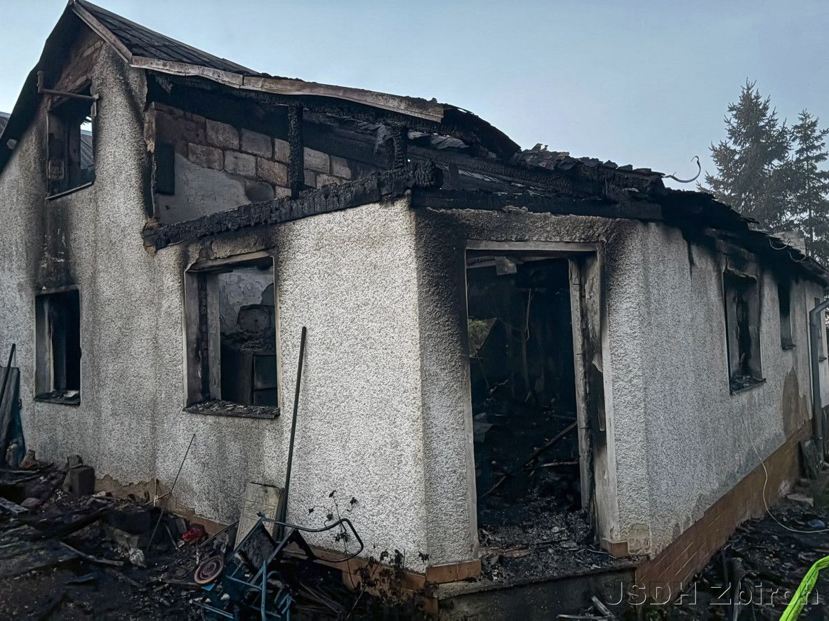 Požár domku ve Zbirohu na Rokycansku - milionová škoda a zraněný muž
