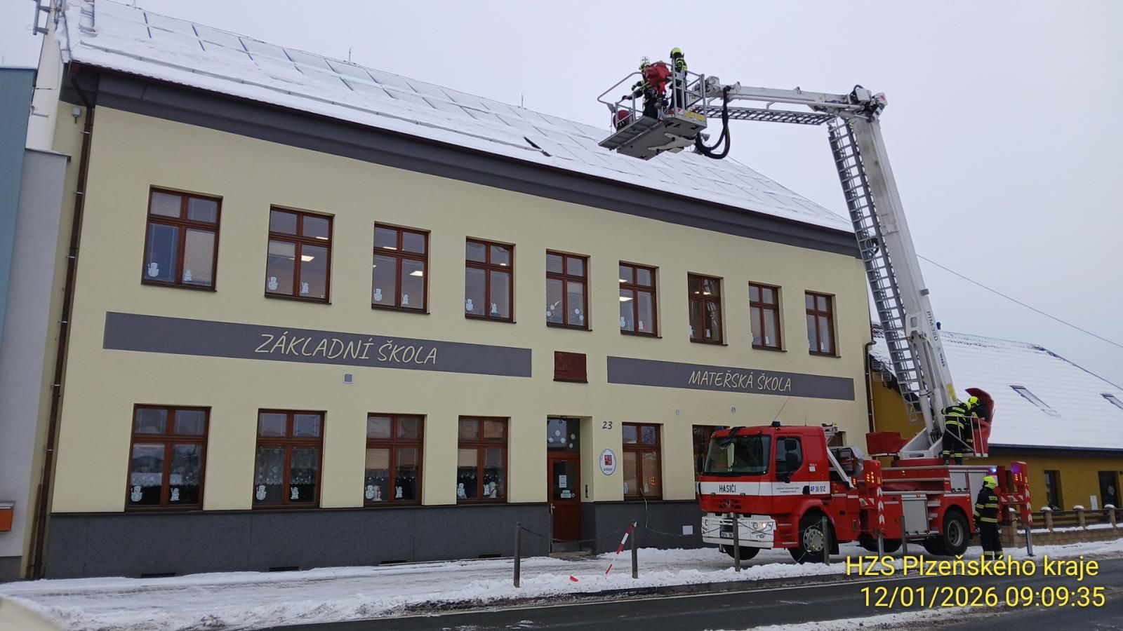 Pozor na rampouchy a sníh na střechách, odpovědnost mají majitelé domů