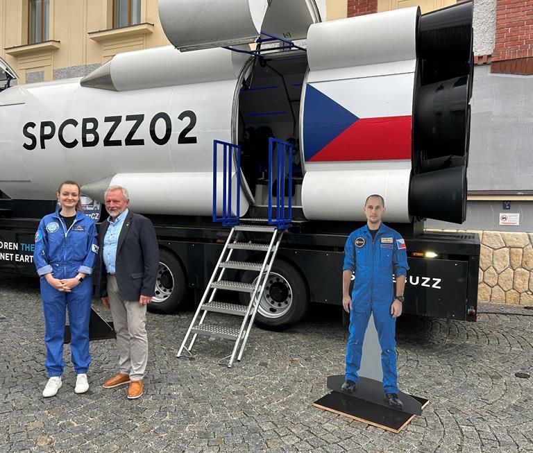 Raketa SpaceBuzz je ještě dnes v Plzni. Nabízí virtuální let na oběžnou dráhu