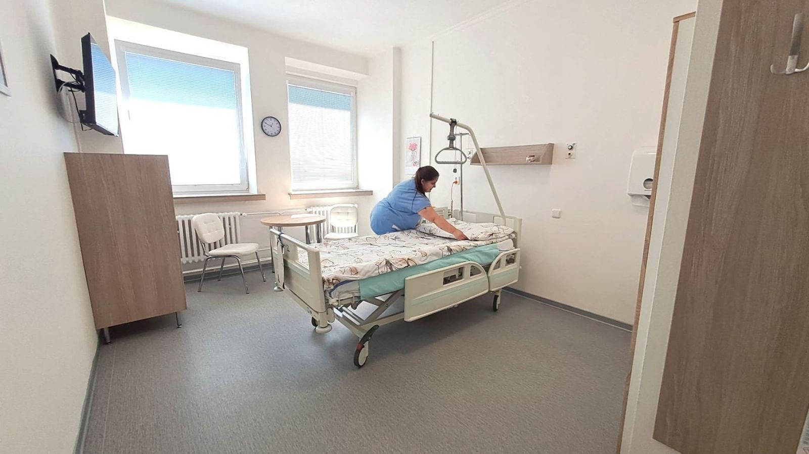 Rokycanská nemocnice modernizuje pokoje na chirurgii. Pacienti dostanou nové vybavení i televize