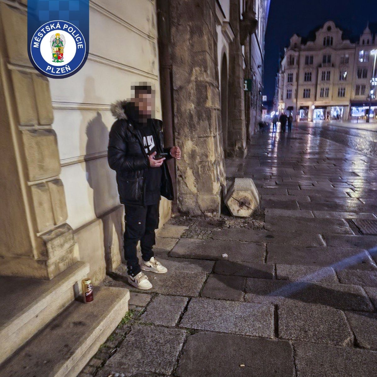 Rozkopl koš a rozbil vitrínu v centru Plzně, podcenil kamerový systém