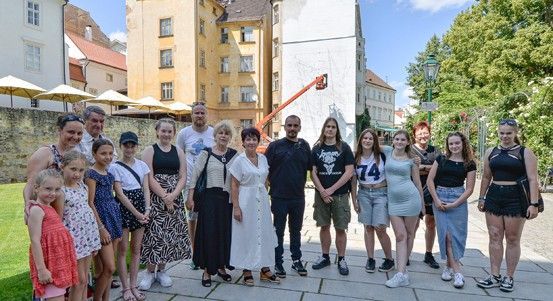 Setkání plzeňských žáků s mexickým umělcem, který pracuje na muralu v Proluce