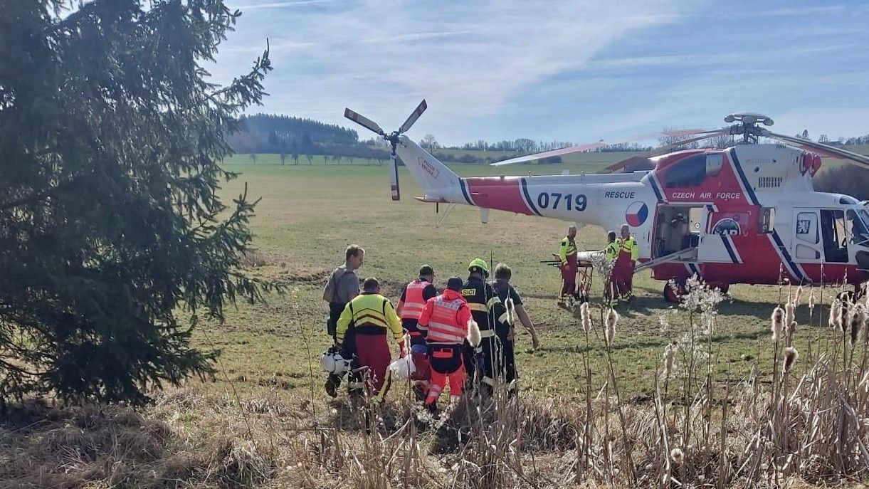 Školačka nešťastně spadla z koně, letěl pro ni vrtulník