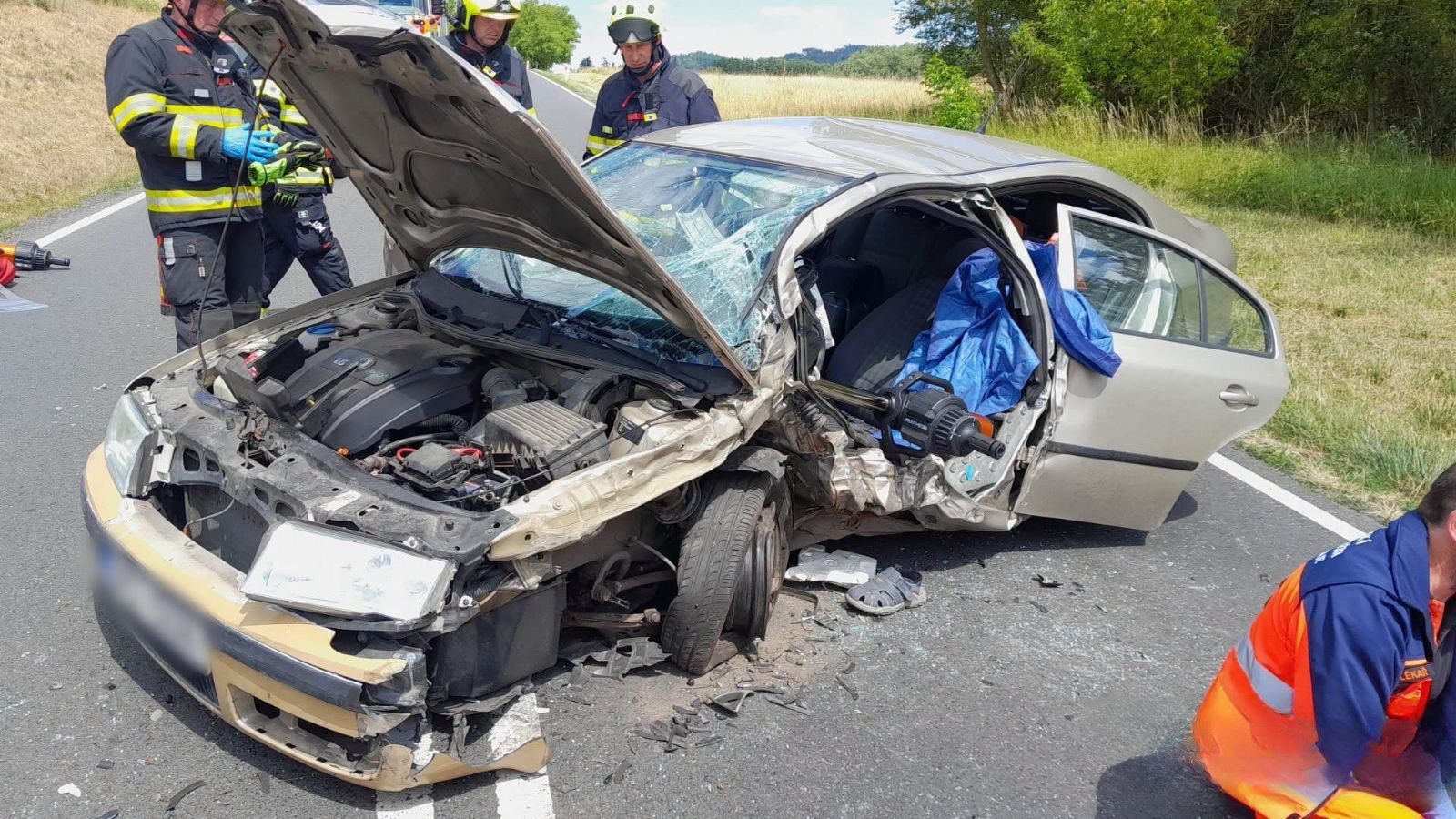 Srážka dvou aut na Horažďovicku, šest zraněných, hasiči vyprošťovali zaklíněného člověka