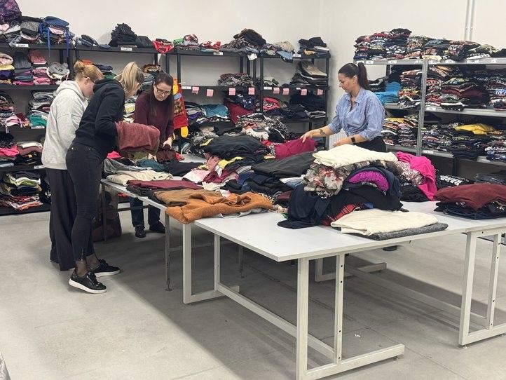 Staré oblečení v Plzeňském kraji nekončí jen v odpadu. Lidé mu chtějí dát druhý život