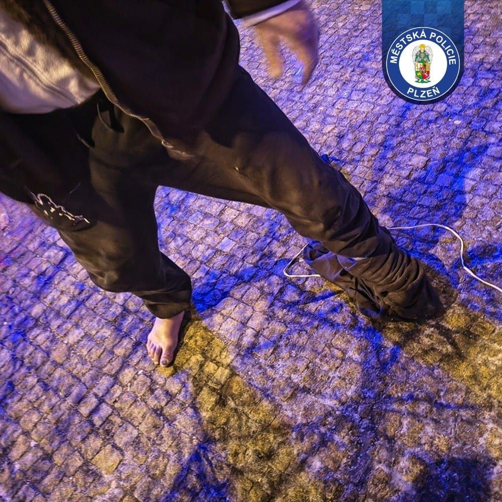 Strážníci našli promrzlého seniora bez jedné boty