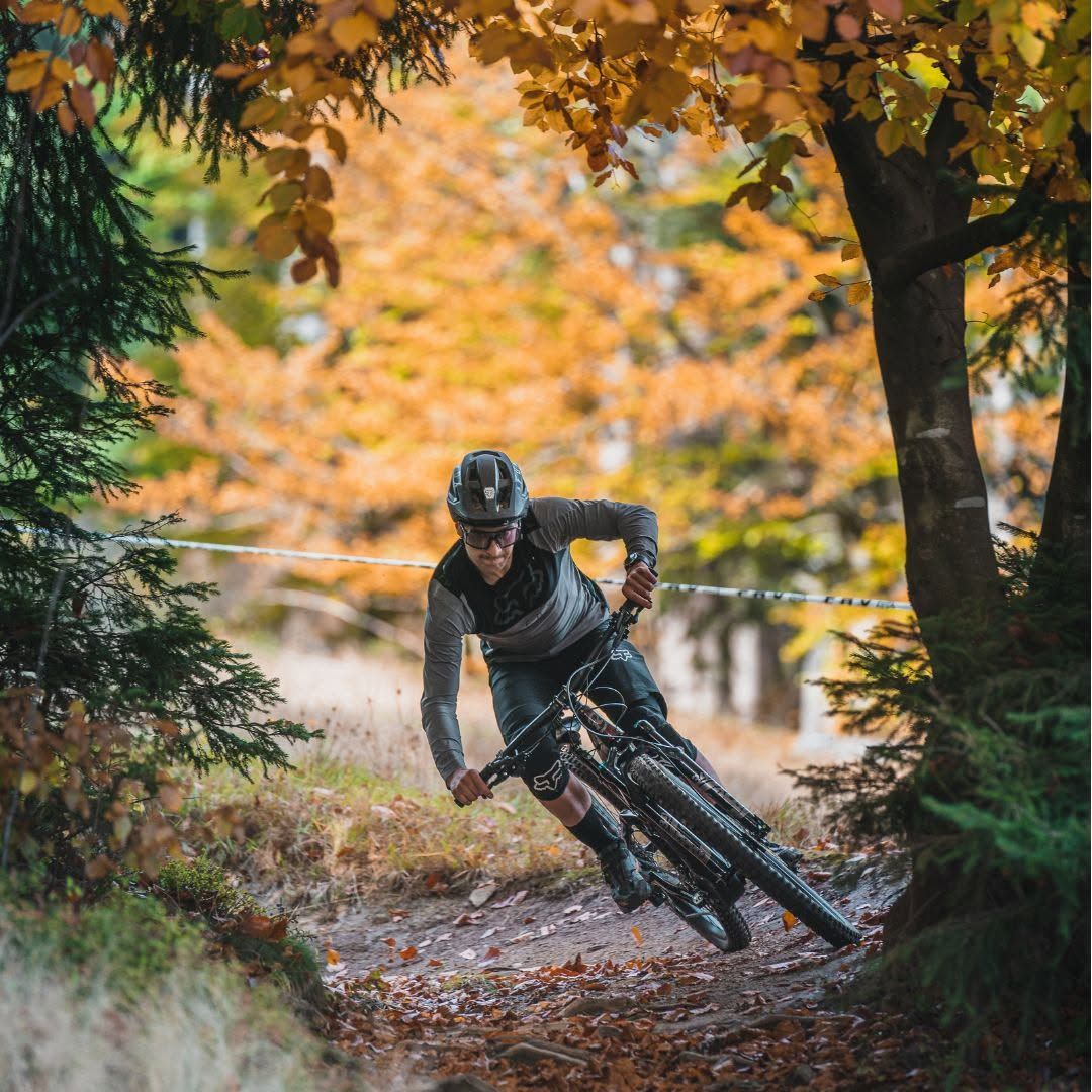 Šumavský Špičák startuje léto. Nabízí lanovku, bikepark i stezky k jezerům