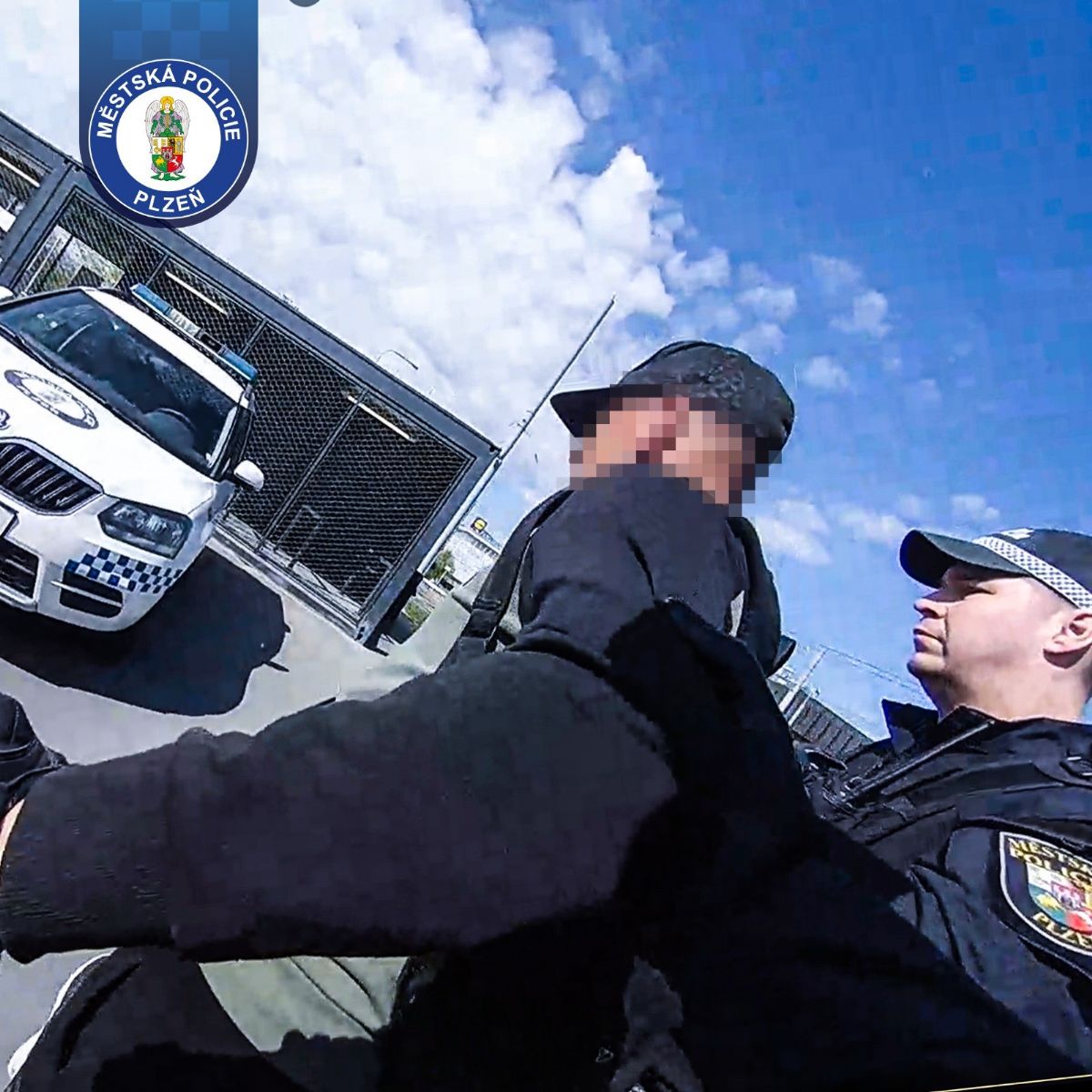 U Hamburku v Plzni vyhrožoval lidem opilý muž. Strážníci mu naměřili přes tři promile