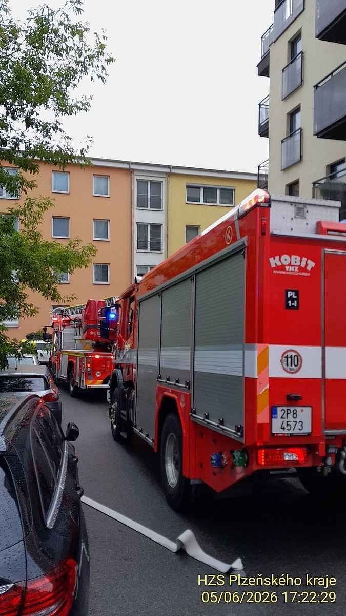 V Plzni hořel byt v ulici Na Jíkalce. Dva lidé skončili v péči záchranářů