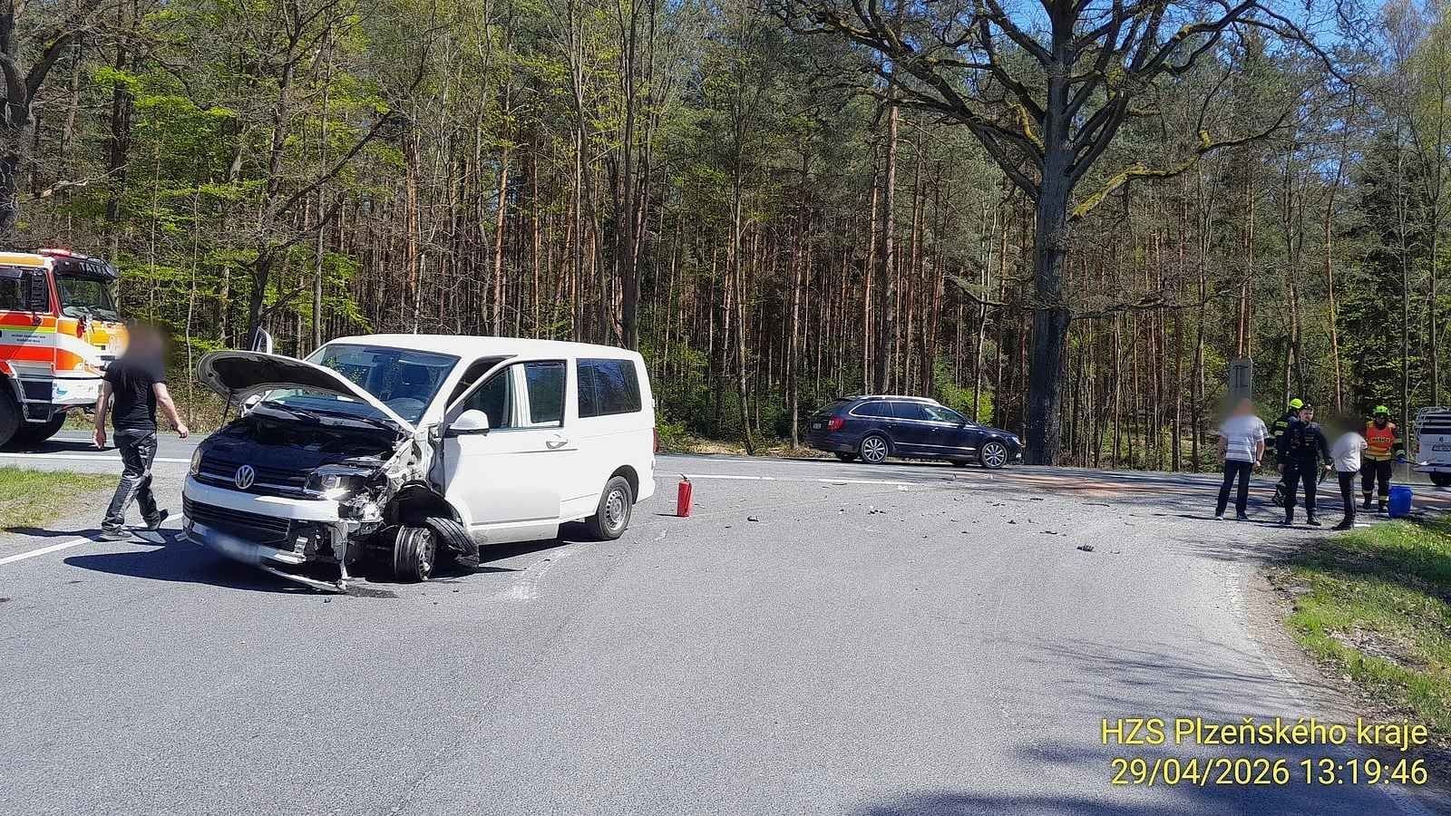 Vážná nehoda u Horní Břízy. Motorkář skončil v ohrožení života v nemocnici