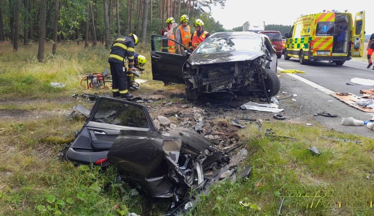 Vážná nehoda u Plzně - Hyundai narazil do betonové propusti