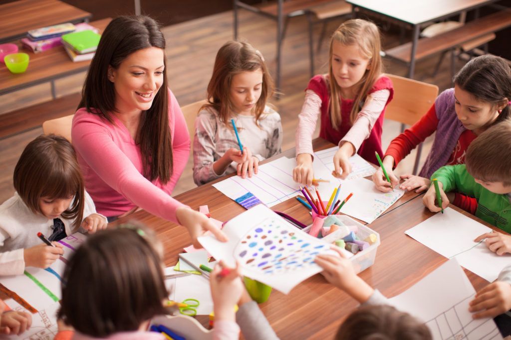 Velká změna v prvních třídách. Od září musí mít početné třídy asistenta pedagoga