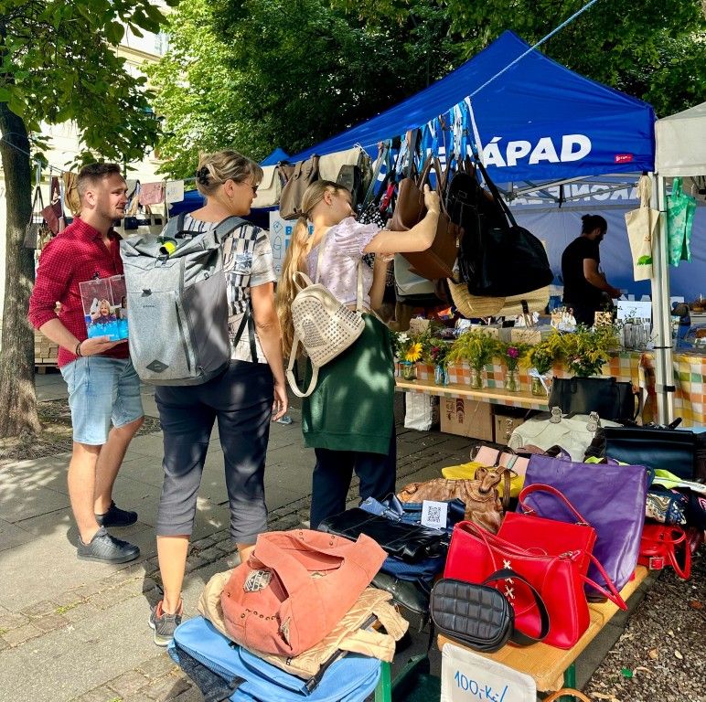 Více než 700 kabelek zaplní benefiční bazar v Plzni. Výtěžek pomůže dětem