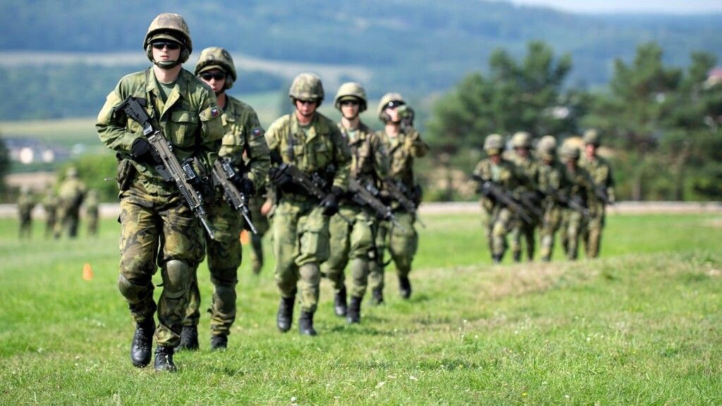 obrázek: Vojáci, technika a dýmovnice v Plzni. Armáda bude cvičit u Berounky i v Křimicích