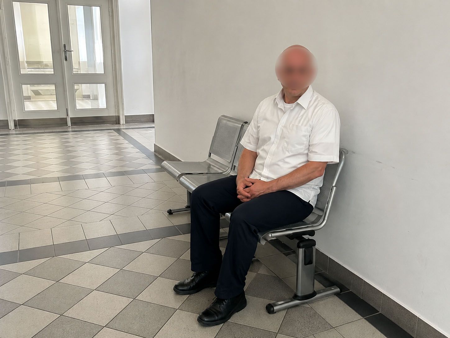Zaútočil na plzeňské záchranáře bajonetem, před čepelí se zabarikádovali v pokojích